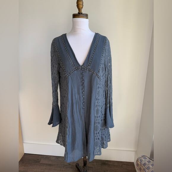 ENTRO BLUE BELL SLEEVE LACE BUTTON FRONT MINI DRESS MEDIUM - Picture 1 of 6